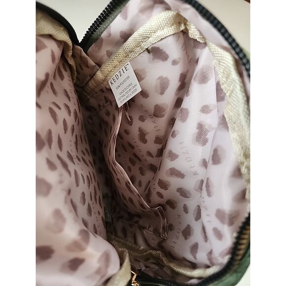 NWT Kedzie Roundtrip Convertible Sling/ Crossbody Purse With Strap. - Picture 4 of 4